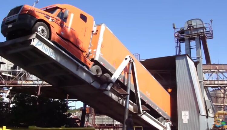 A high truck unloading lifts